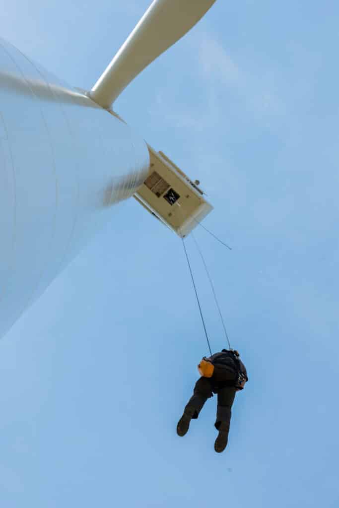 photo d'un exercice d'evacuation dans une éolienne.